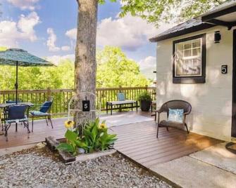 Industrial Apartment #5 Queen Studio - Fort Payne - Balkon