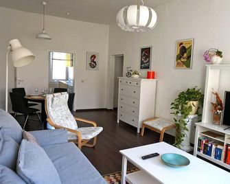 Double room with separate kitchen - Holiday apartment Roasterei Arabica - Torgau - Living room