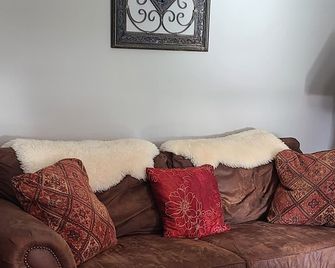 Walk to Beach! Boho romance with nod to the beach. Very cozy spa vibes. - Bay Saint Louis - Wohnzimmer