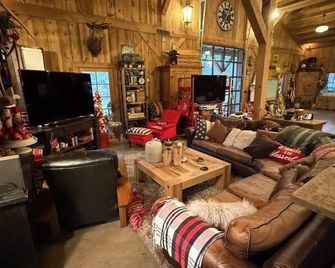 Beautiful barn home nestled in 23 acres of forest. - Louisburg - Lounge
