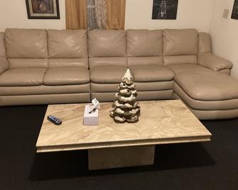 Newly Renovated Two-Bedroom Near Ubs Arena +jfk Airport. - Elmont - Living room