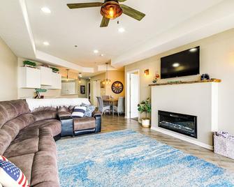 Waterfront Lake Ozark Condo with Pool Access - Lake Ozark