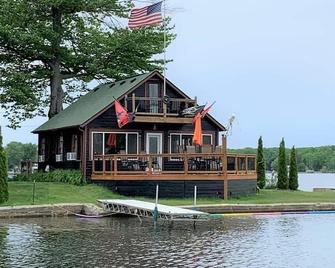 Skull Island - Blackbeard's Hideaway - White Lake - Building