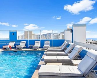 Steps to Waikiki Beach! Newly Renovated with 75' TV - Honolulu - Pool