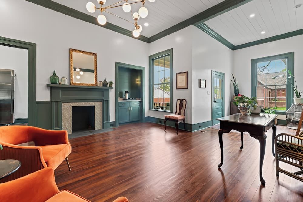 The Opal and West House - Shelby - Wohnzimmer