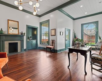 The Opal and West House - Shelby - Wohnzimmer