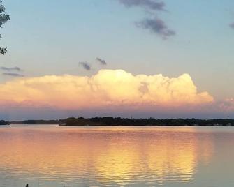 Lake Waconia getaway - Waconia - Outdoors view