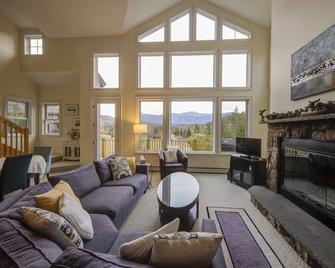 Ultimate Vacation Home w/ 5 bed + garage & spectacular views of Mt. Washington - Littleton - Living room
