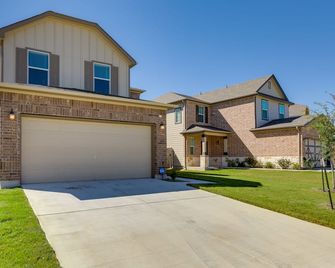 Manor Vacation Rental w/ Yard: 17 Mi to Austin! - Manor - Building