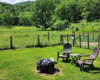 Lil Red Ranch House so secluded yet only 10 mins from town. - Lewisburg - Binnenhof