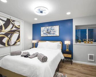 Historic 2 BR apartment in Everett, WA, sleeps 6. Includes a FREE reserved parking spot! Remodeled with A/C, W/D, and full kitchen. Minutes from Arena, Medical Center, and Naval Station. - Everett - Bedroom