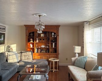 Charming 3-bedroom house in wonderful Sackets Harbor with WiFi, AC - Sackets Harbor - Living room