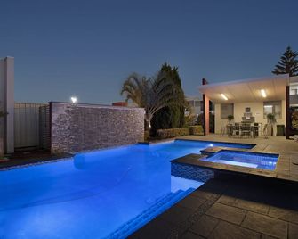 Platinum International - טוומבה - בריכה