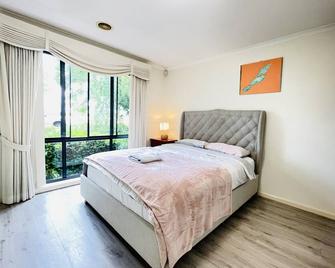 6 Bedroom House @ Gungahlin Town Center - Gungahlin - Bedroom