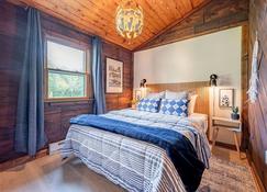 Riverfront Cabin with an Outdoor Living Experience - Hedgesville - Bedroom