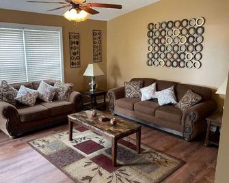 Beautiful Private 3 Bedroom Home - Albany - Living room