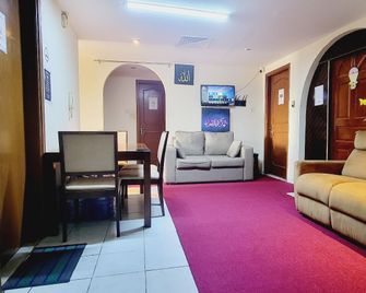 Sky Hostel Dubai - Dubai - Living room