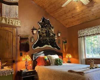 Cozy 1-bed cabin couples get-away w/ hot tub and Starlink high-speed internet - Darby - Bedroom