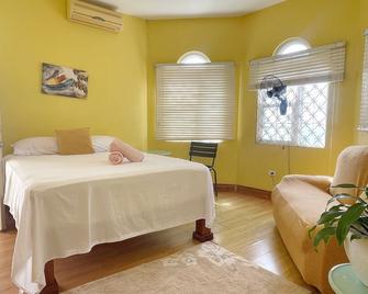 Skyline Suites Sunset Room home - Bahía Montego - Habitación