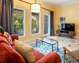 Gorgeous condo, super comfy, with view of the pool in Lake Las Vegas Village. - Henderson - Living room