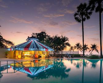 Novotel Rayong Rim Pae Resort - Rayong - Pool