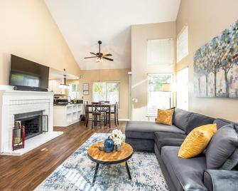 Cheerful 4br Home W/ Washer & Dryer + Fireplace - Sacramento - Living room