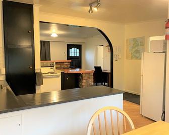 Unique Cottage close to the town centre. - Halfmoon Bay - מטבח