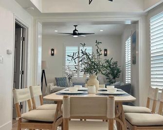 Cozy Retreat Near Downtown - Perfect for Families - Long Beach - Dining room