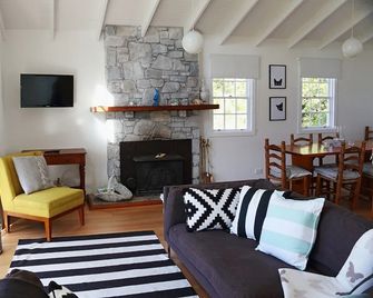 White Shell Cottage - Woodfire & Beachfront - Scamander - Sala de estar