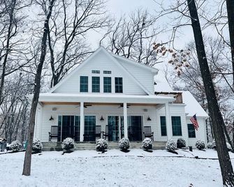 Stunning Lakeside Retreat: Delavan Lake Home w/ Lake Views & Private Lake Access - Delavan - Building