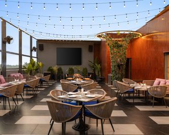 Ramada Encore by Wyndham Chandigarh Zirakpur - Zerakpur - Restaurant