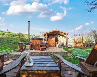 Luxury Pod-Sleeps 2-Hot Tub-Pets-Garden - Sheerness - Patio