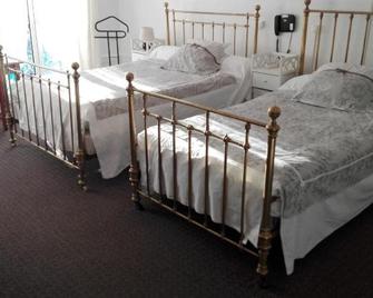 Hôtel des XII Apôtres & de la Clé des Champs - Contrexéville - Bedroom
