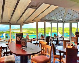 Beautiful villa for 6 guests with WIFI, pool, TV and terrace - Cowes - Restaurante