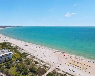 Winter Getaway! Walkable to Beach Access, Restaurants & Nightlife! Beach Equipment Included & Pet Friendly! - St. Pete Beach - Spiaggia