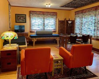 Downtown Retreat in Restored Historic Cottage with Off-Street Parking - Missoula - Lounge