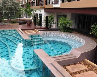 August Suites - Pattaya - Zwembad