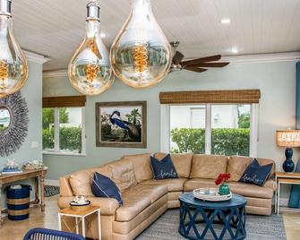 3BR with pool, cabana and private 35' boat slip/water filter sys. & generator - Marsh Harbour - Sala de estar