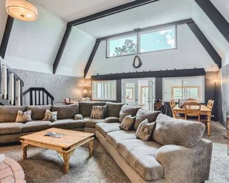 Cabin in the Woods with Hot Tub, Incredible Views, Fireplace, Foosball, Fire Pit - Green Mountain Falls - Living room