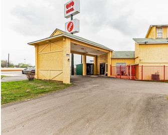 OYO Hotel San Antonio Lackland Near Seaworld - San Antonio - Building