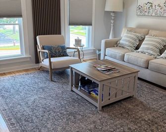 Beautiful 1-bedroom townhome in wonderful Sauk City - Sauk City - Sala de estar