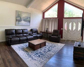 The Vacation Home That Has Everything. Fishing, Playing, Hiking - Sulphur - Sala de estar