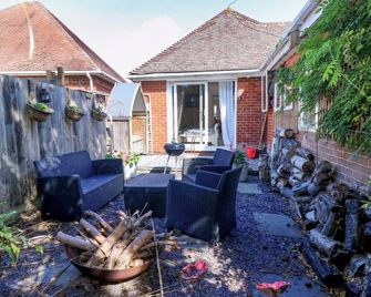 Riverview, Pet Friendly, Country Holiday Cottage in Hamble - Southampton - Patio