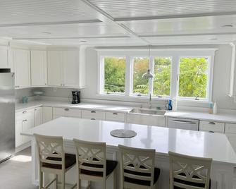 Beautiful condo next to commuter rail into Boston - Wakefield - Kitchen