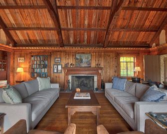 Large Historic Home with views of Crystal Lake & Lake Michigan - Frankfort - Lounge