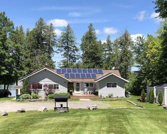 Family Friendly Stoney Lake Cottage - Woodview - Edificio