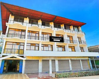 Deluxe Hotel Raj - Madikeri - Building