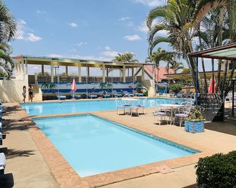 Hôtel - Appartement Meublé ' Les Flots Bleu ' - אנטננריבו - בריכה