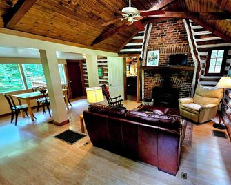 Fayette Springs House--Rustic Luxury close to trails, whitewater and winery! - Farmington - Sala de estar