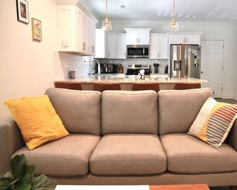 The Blue Bungalow by Unity Park - Newly Renovated - Greenville - Sala de estar
